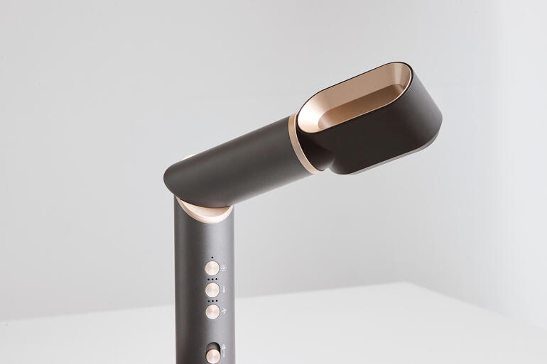 Vue détaillée d'un styliste 12-en-1 avec commandes.