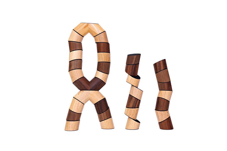 Jeu d'empilement en bois avec plusieurs pièces de bois sculpturales dans différentes positions.