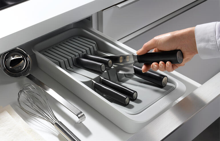 Organisateur de couteaux compact avec différents couteaux de cuisine.