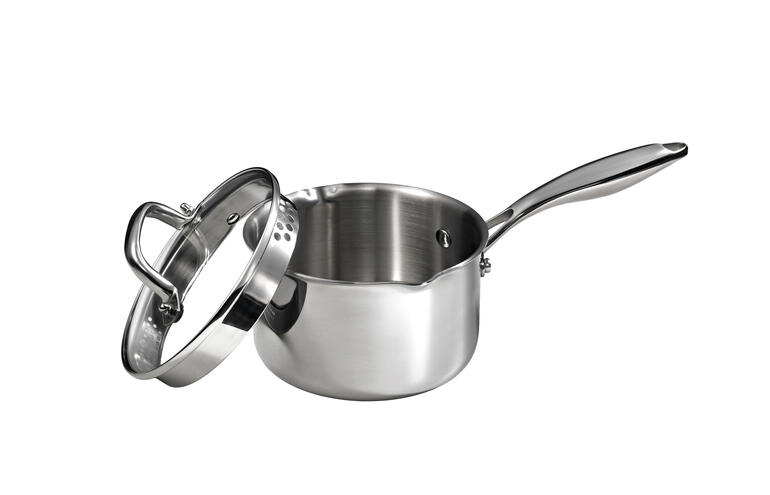 Casserole à long manche avec couvercle, sur fond blanc.