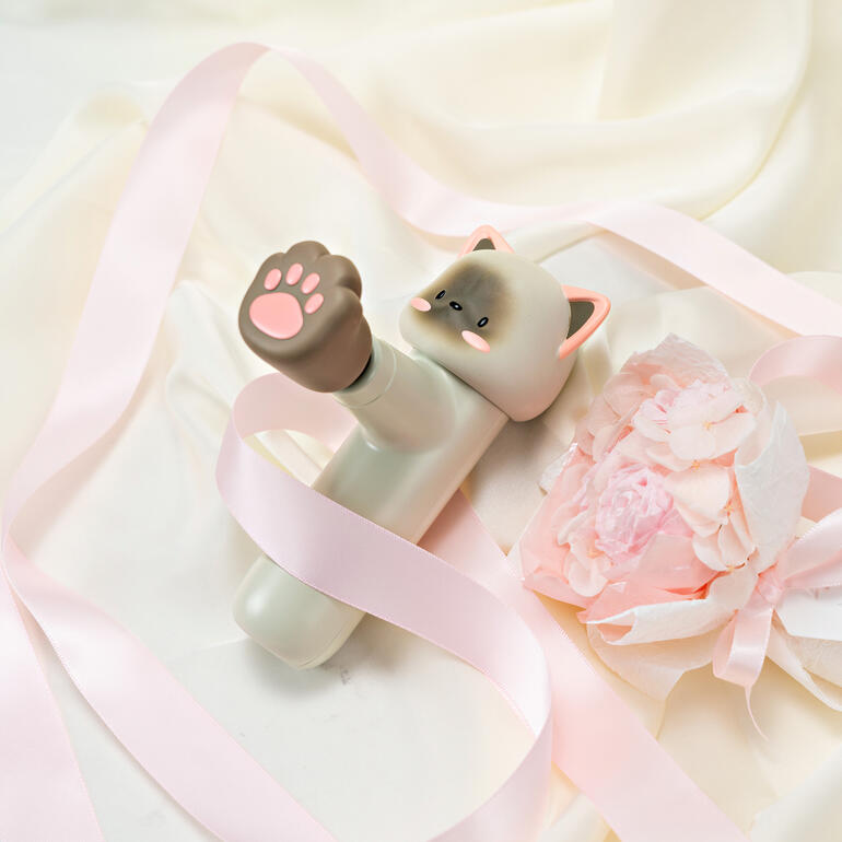 Massageur en forme de lapin entouré d'un doux ruban rose autour d'une fleur.