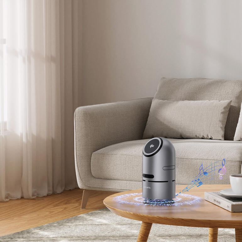 Chargeur Qi2 dans un salon lumineux sur une table.