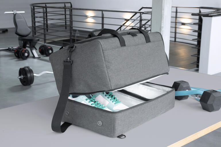 Sac tout-en-un 2-en-1 gris ouvert avec des chaussures de sport à l'intérieur.