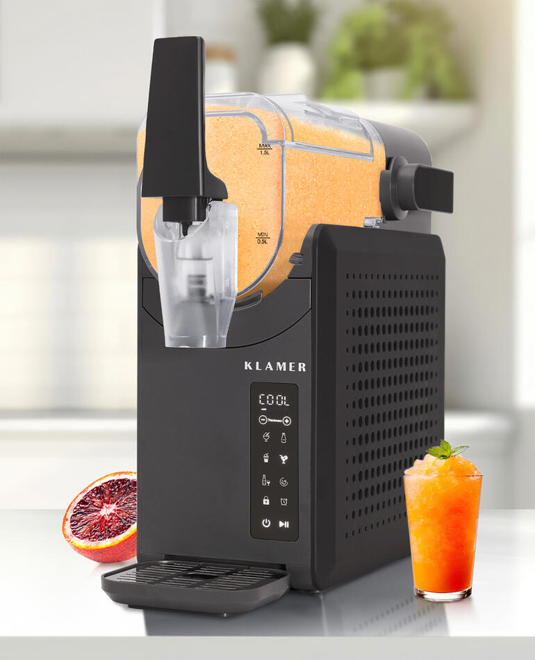 Machine à slush dans une cuisine moderne avec un verre de slush à côté.