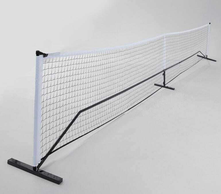 Filet de pickleball sur fond gris.