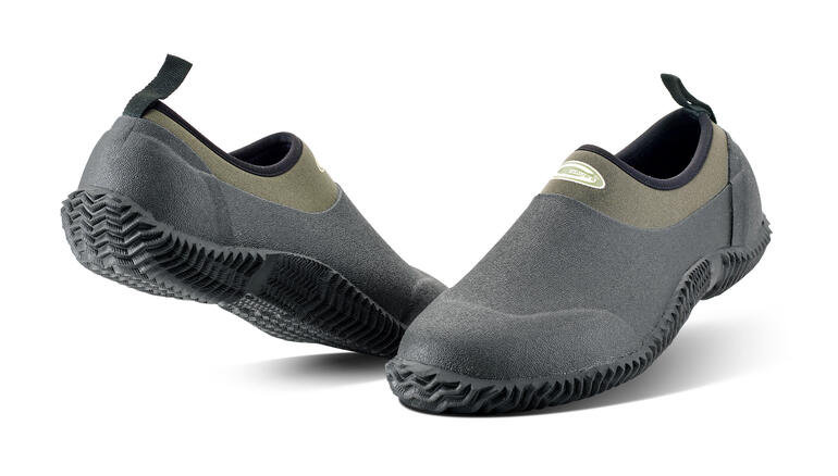 Deux chaussures de jardin Airmesh noires, orientées de l'intérieur vers l'extérieur.