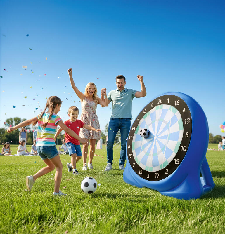 Famille jouant au football-dart à l'extérieur avec une grande cible.