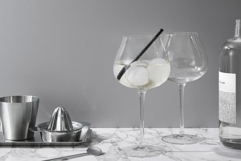 Deux verres à gin élégants sur un fond en marbre