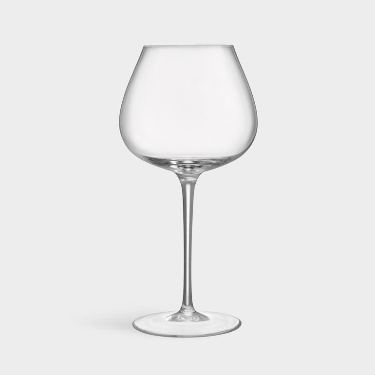 Un verre à gin unique sur un fond clair