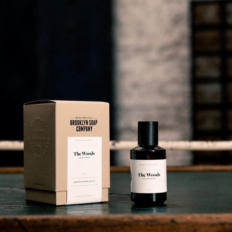 The Woods Eau de Parfum avec emballage sur une table