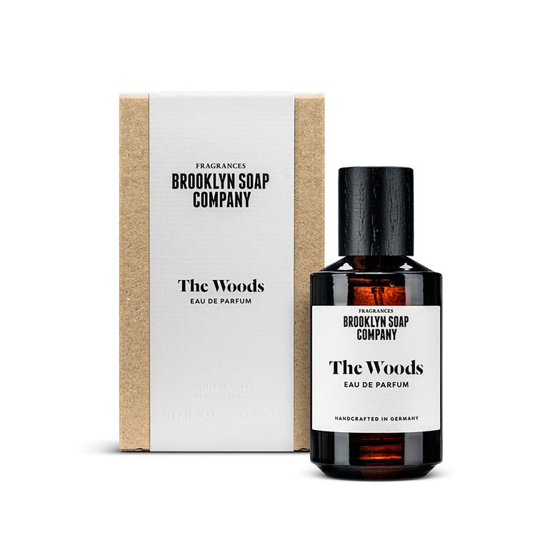 Flacon du parfum 'The Woods' avec un emballage élégant.