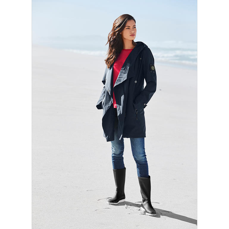 Manteau en softshell Sailors & Brides Femme portant un manteau softshell bleu marine sur la plage