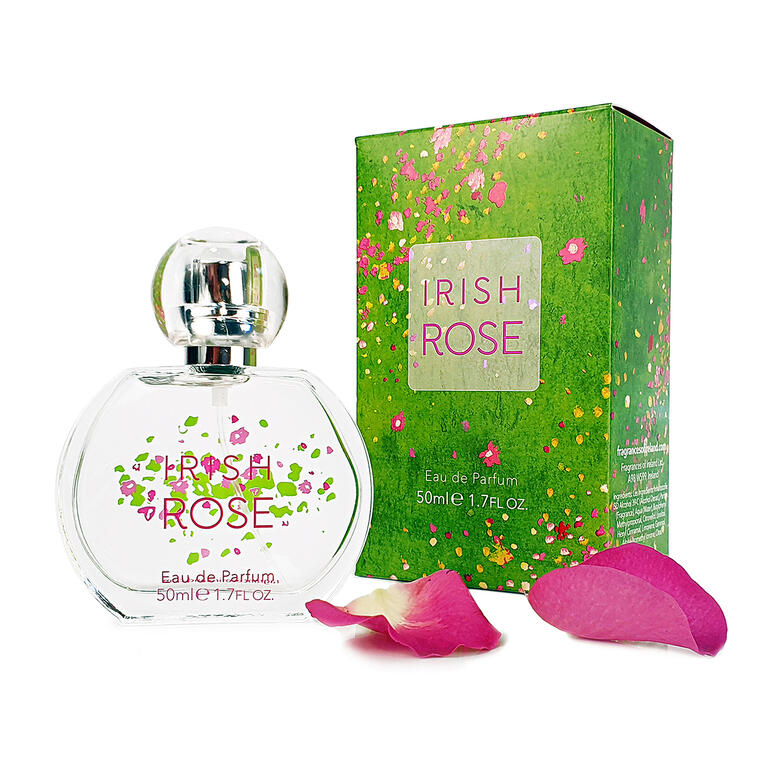Flacon de parfum Irish Rose avec des pétales de rose au premier plan.