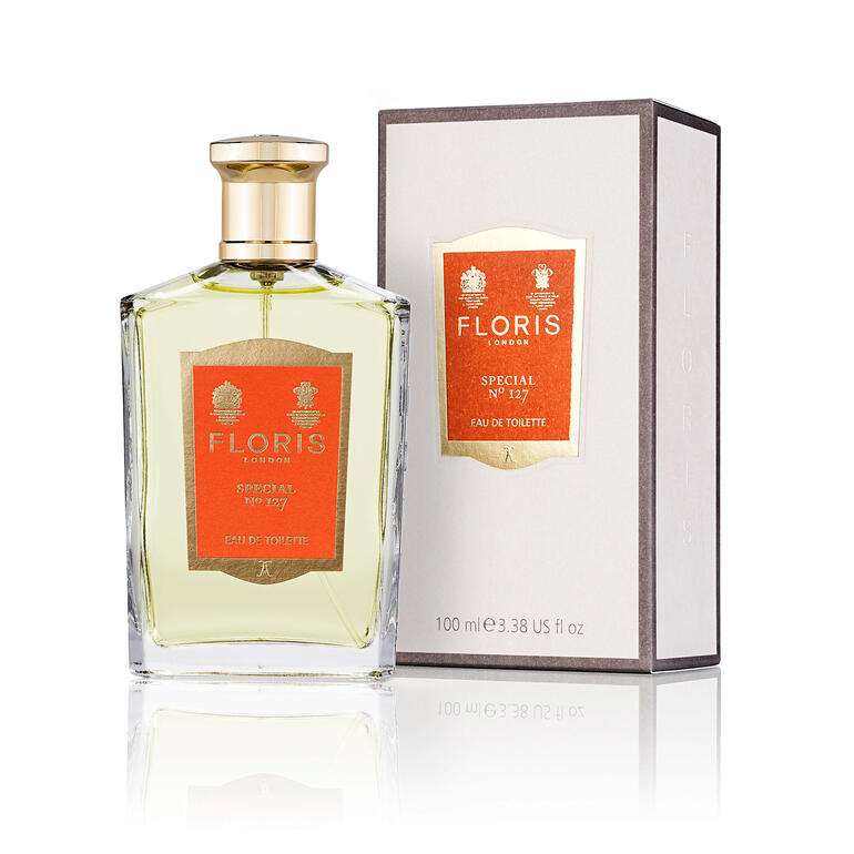 Flacon de parfum Floris No. 127 sur un fond clair.