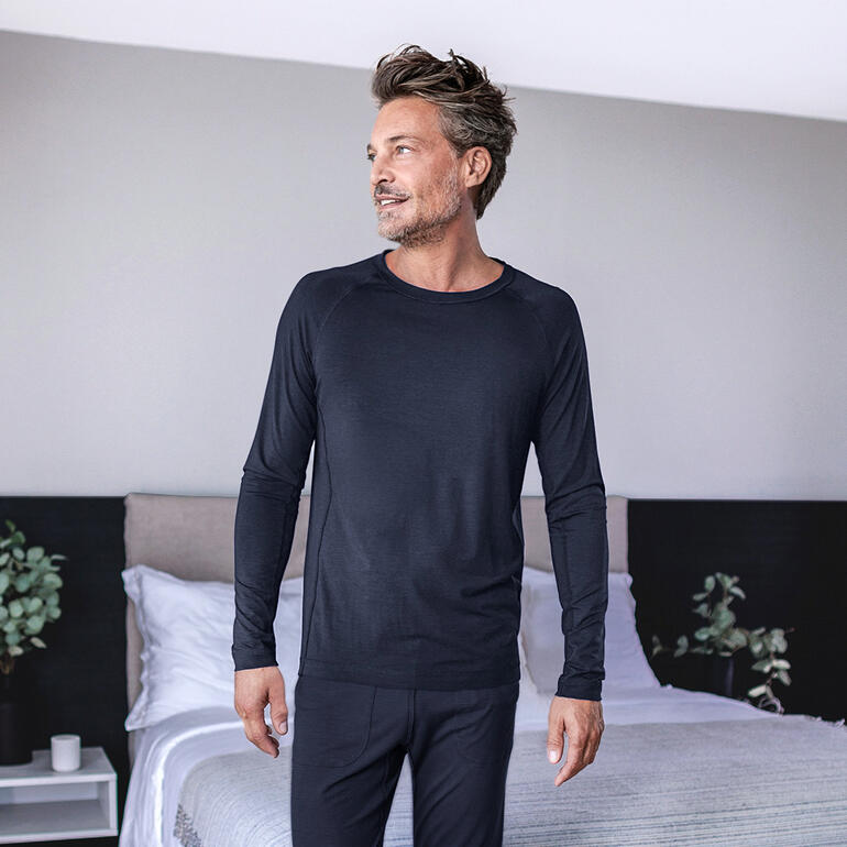 T-shirt pyjama pour hommes de Dagsmejan, vue de devant en bleu marine.