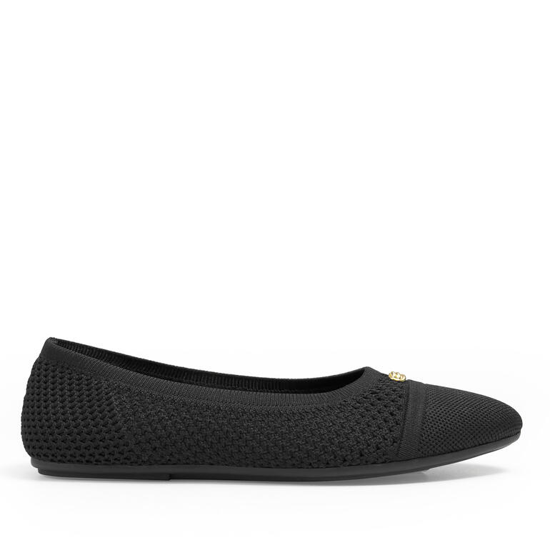 Ballerine en mesh noire avec bijou doré sur le côté.
