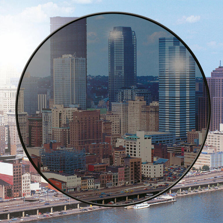 Contrairement aux lunettes de soleil ordinaires qui assombrissent souvent fortement la vue, vous pourrez … Lunettes de soleil rétro EAGLE EYES® devant une ville moderne
