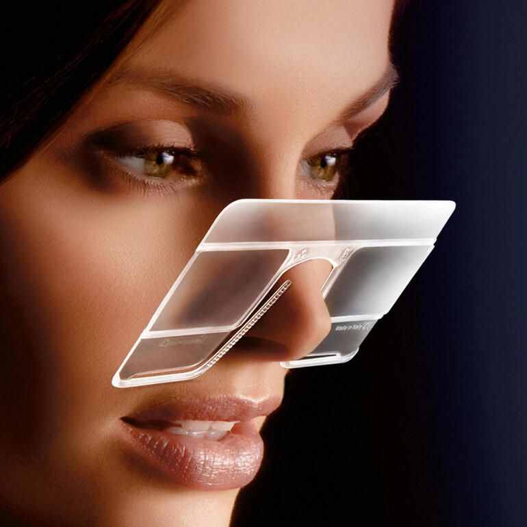 Femme avec glasses eyeCard® sur le nez