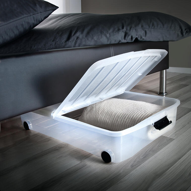 Boîte sous le lit avec couvercle sous un lit.