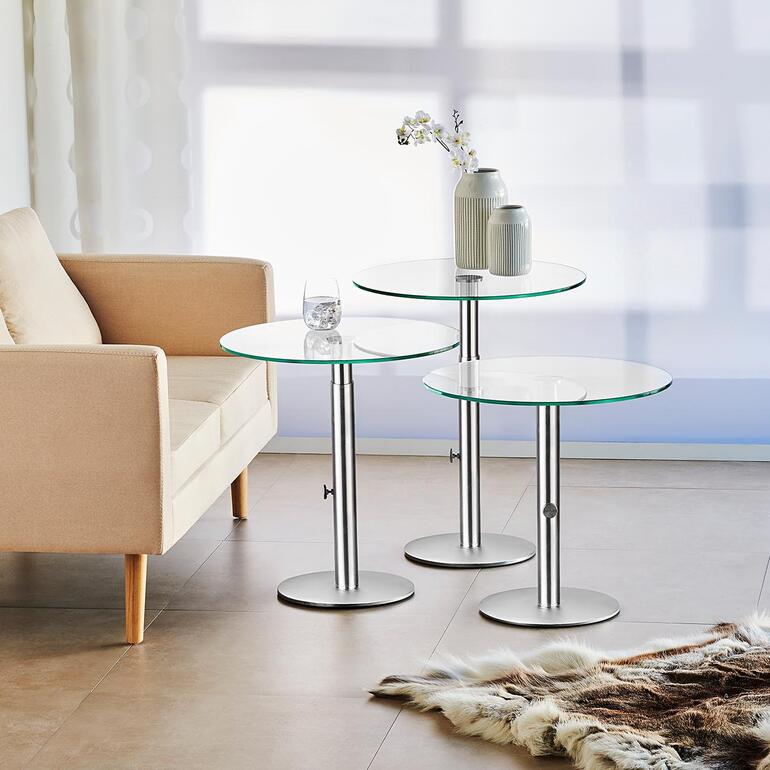 Trois tables d'appoint en verre avec structures chromées.