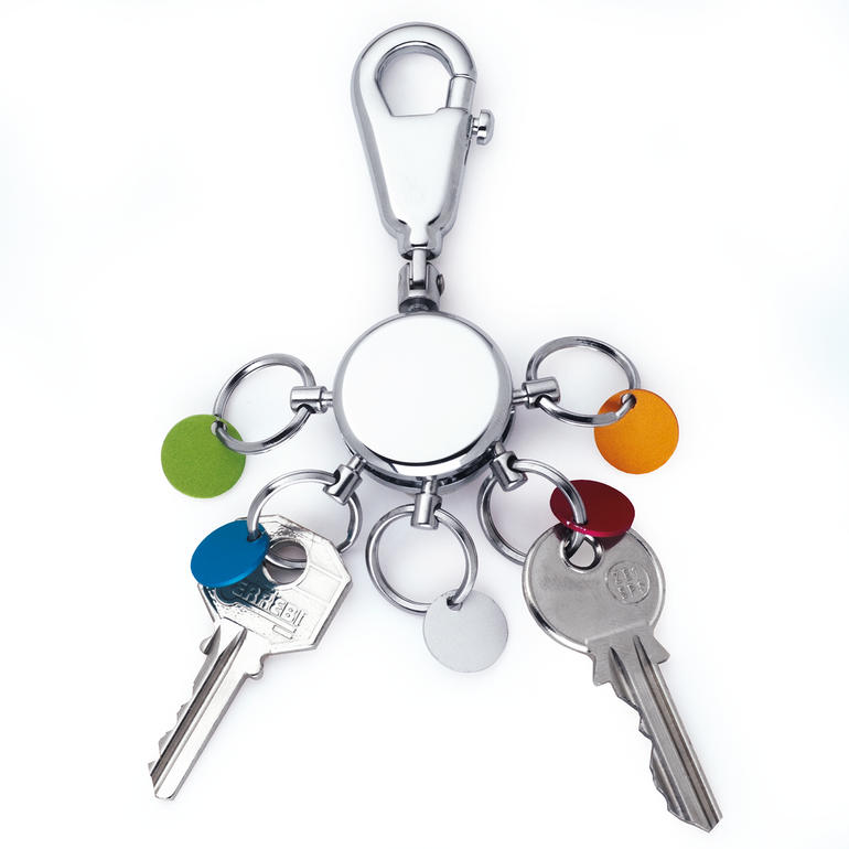 Organisateur de clés avec plusieurs clés et porte-clés colorés.
