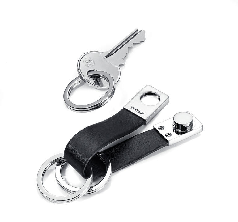 Clé et porte-clés Twister en noir et argent.