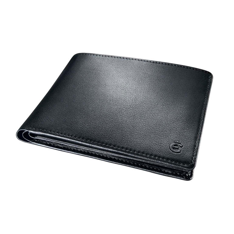 Agréablement plat avec seulement 2 cm, votre portefeuille se range dans toute poche – sans faire de bosse. Portefeuille en cuir noir avec protection RFID sur une table.