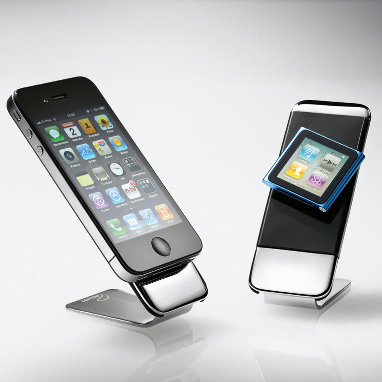 Support de portable Deux supports de téléphone avec des smartphones sur une table.