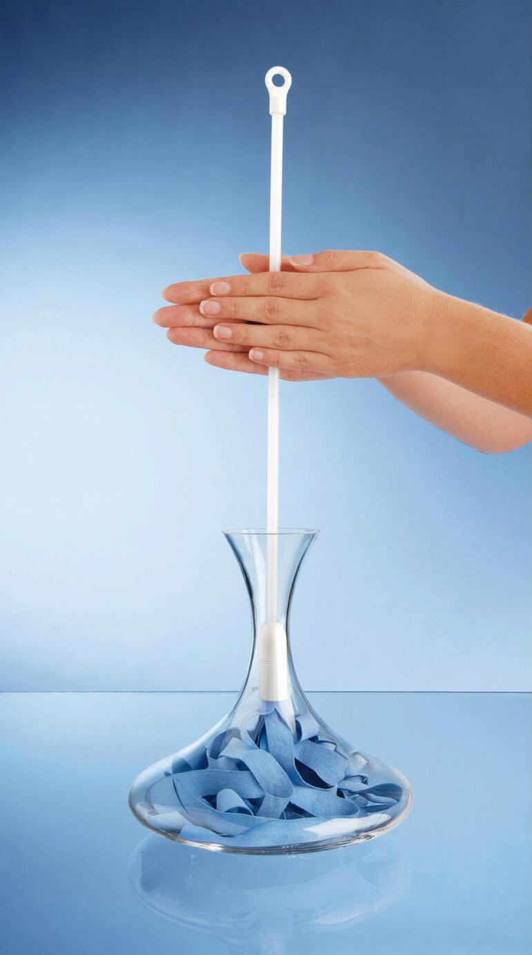 Nettoyant de carafe Clean Twister avec deux mains utilisant dans une carafe.