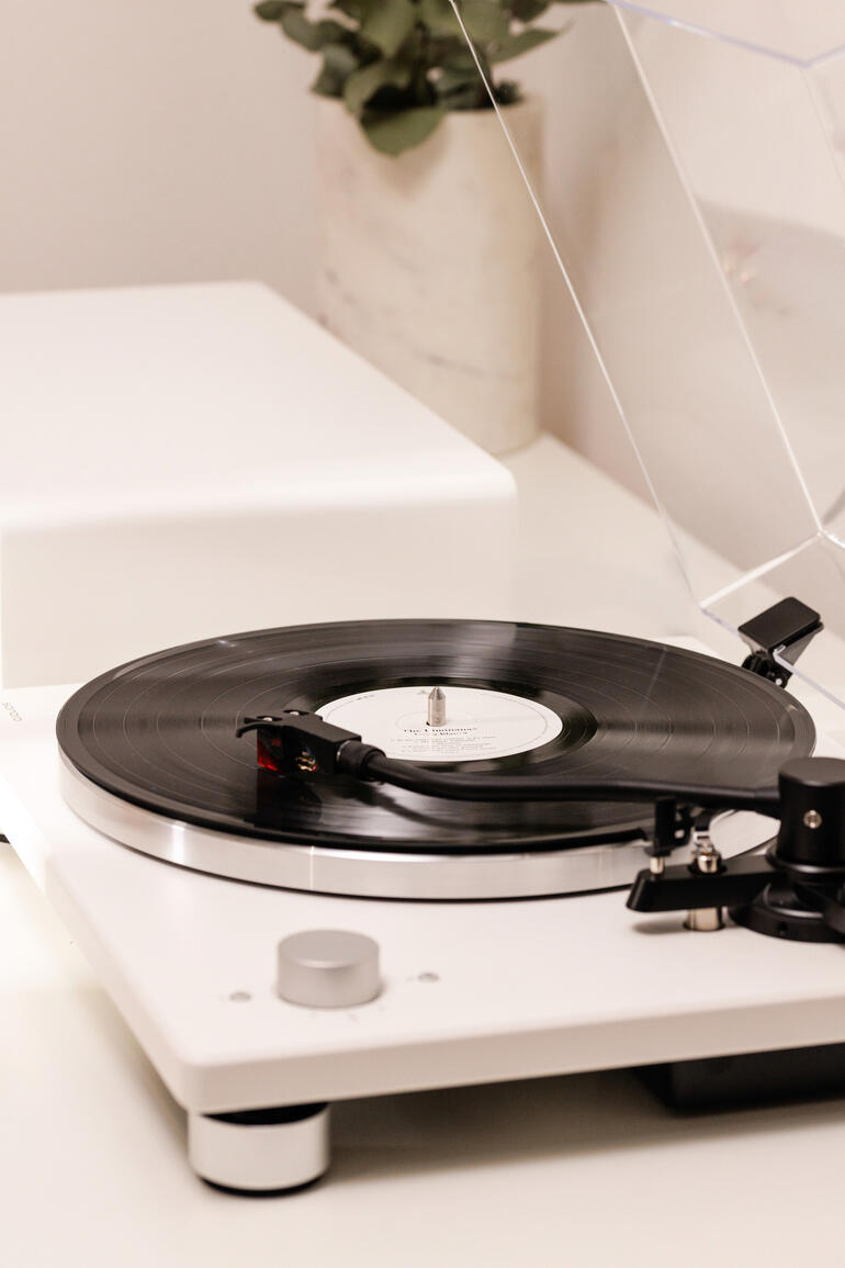 Platines blanches avec un disque sur une table.