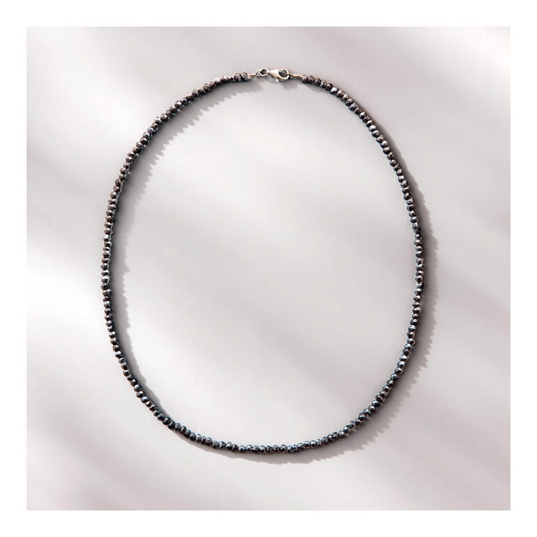 Collier en spinelle noire fin avec un design uniforme.