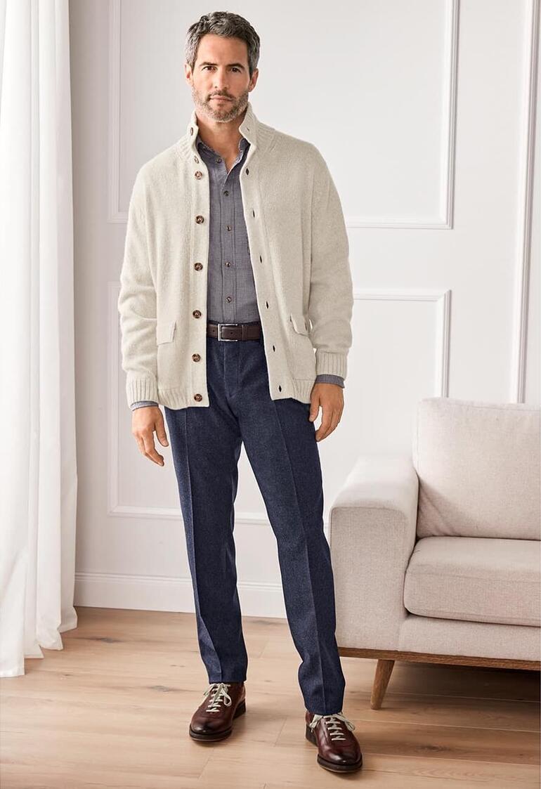 Gilet, alpaga royal Homme dans un cardigan en alpaga royal gris, debout dans une pièce moderne.