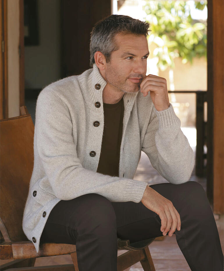 Cardigan en alpaga royal gris, avec deux grandes poches devant et un col haut.