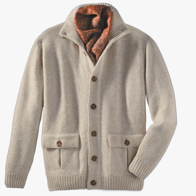 Cardigan en alpaga royal gris, avec deux grandes poches devant et un col haut.