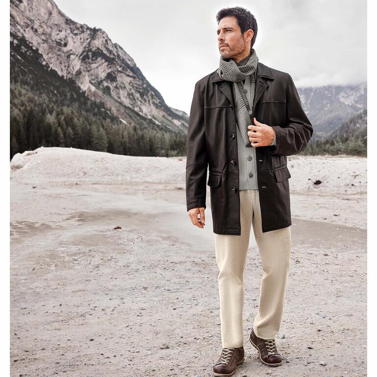 Homme en veste en cuir d'élan dans un paysage de montagne