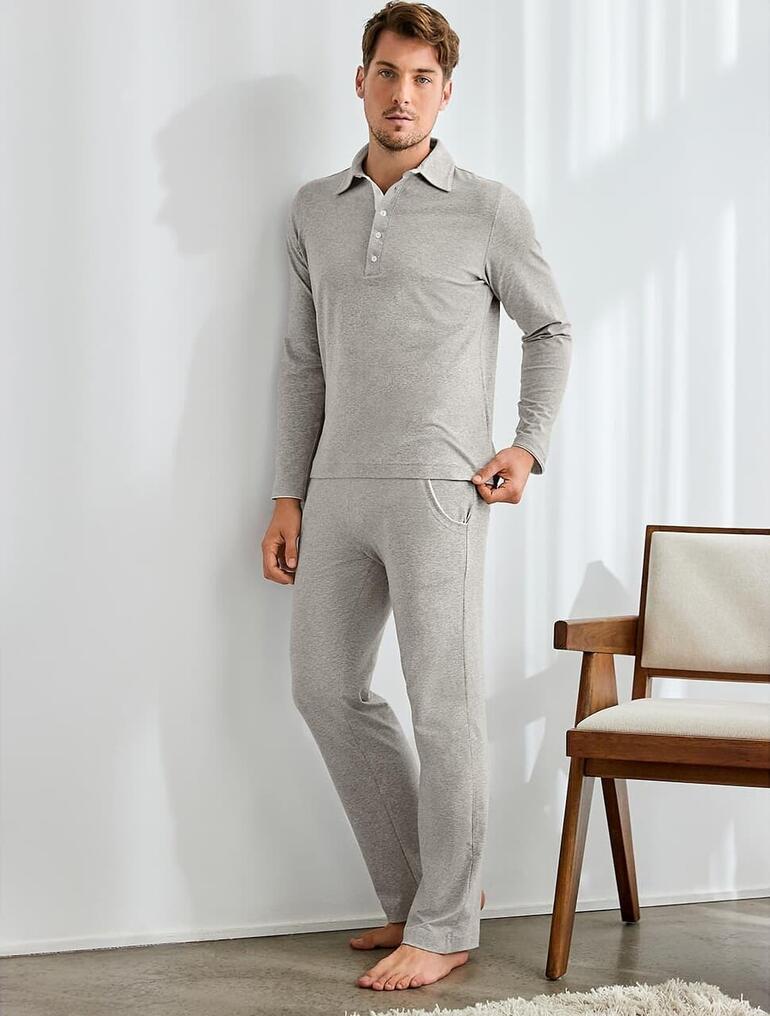 Homme en ensemble de loungewear gris moucheté se tient dans la pièce