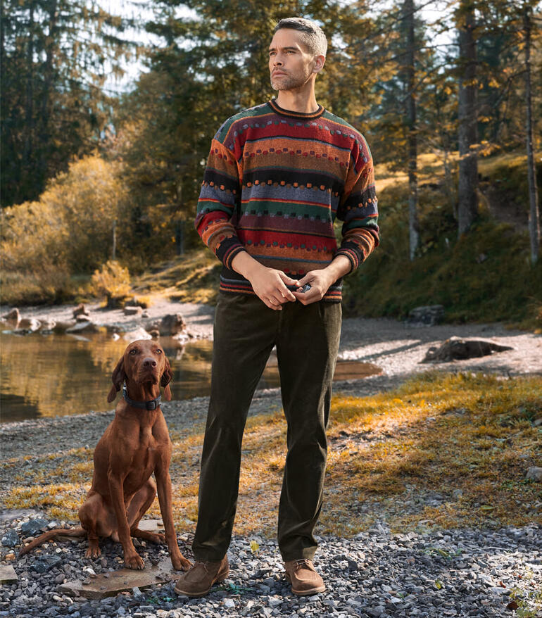 Derby crêpé Astorflex Homme en pull coloré avec un chien au bord d'un lac dans la forêt.