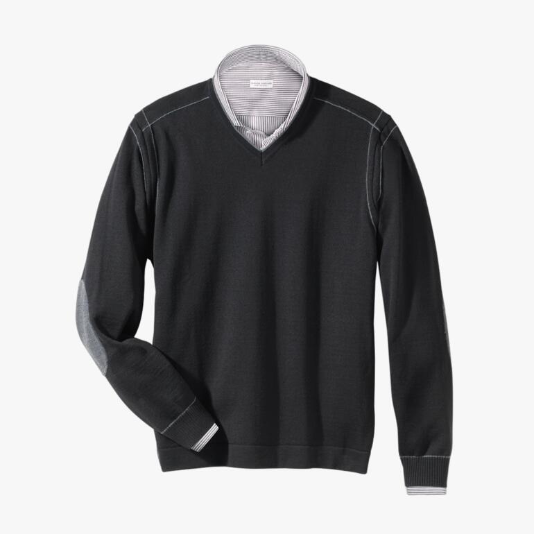 Pull à col en V vert foncé avec détails blancs sur fond blanc.