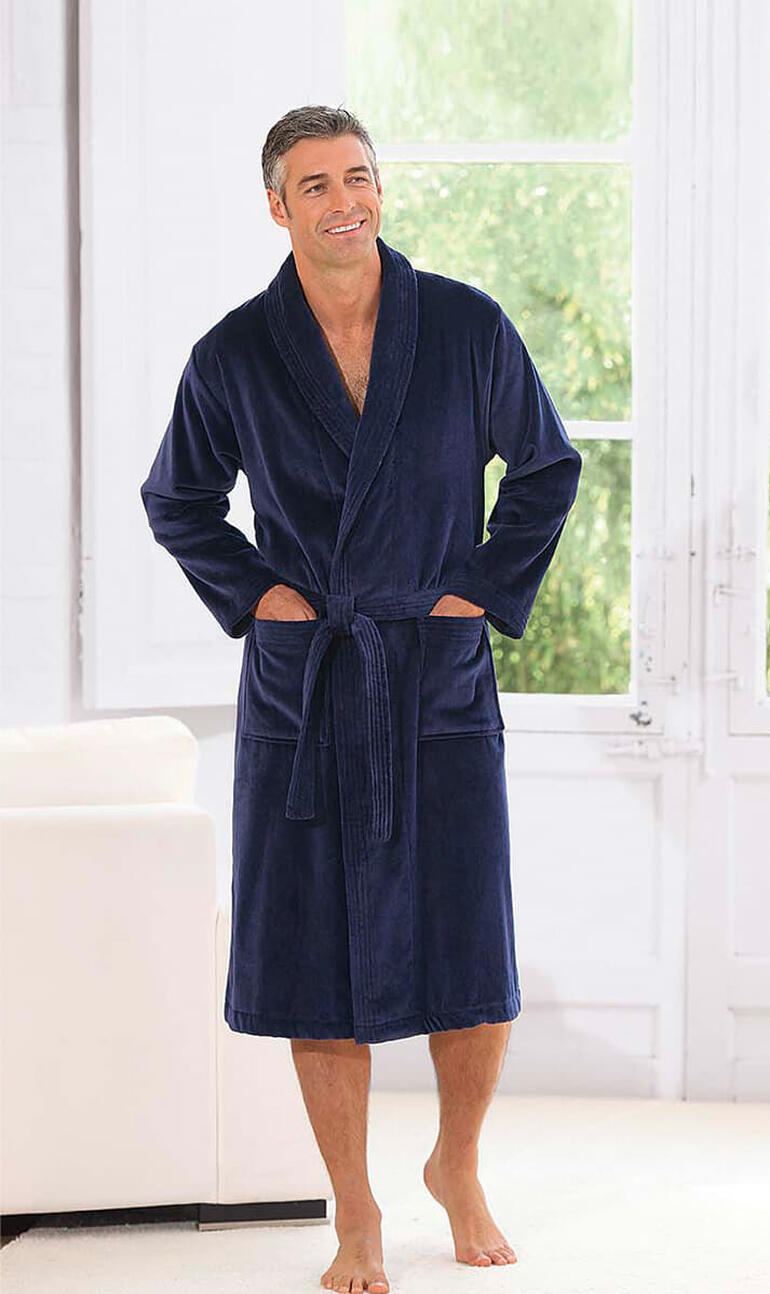 Homme portant un peignoir bleu nuit.