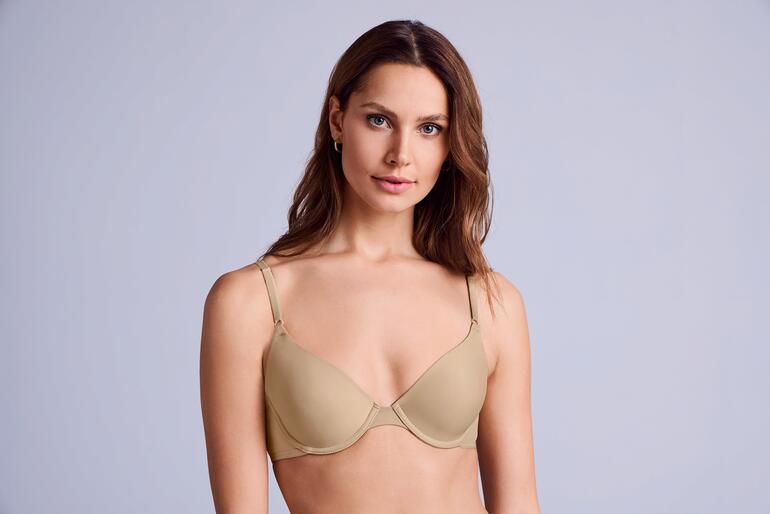 Femme en soutien-gorge T-shirt Maidenform couleur cappuccino sur fond blanc