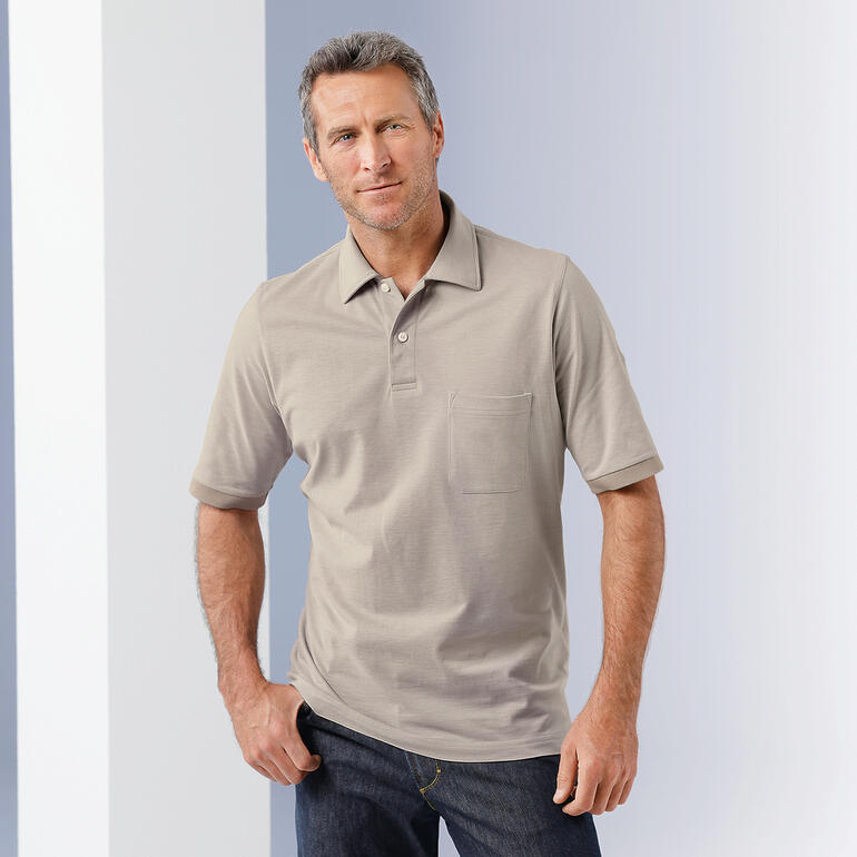 Sable Homme portant un polo Pima-Cotton Melange beige, souriant.