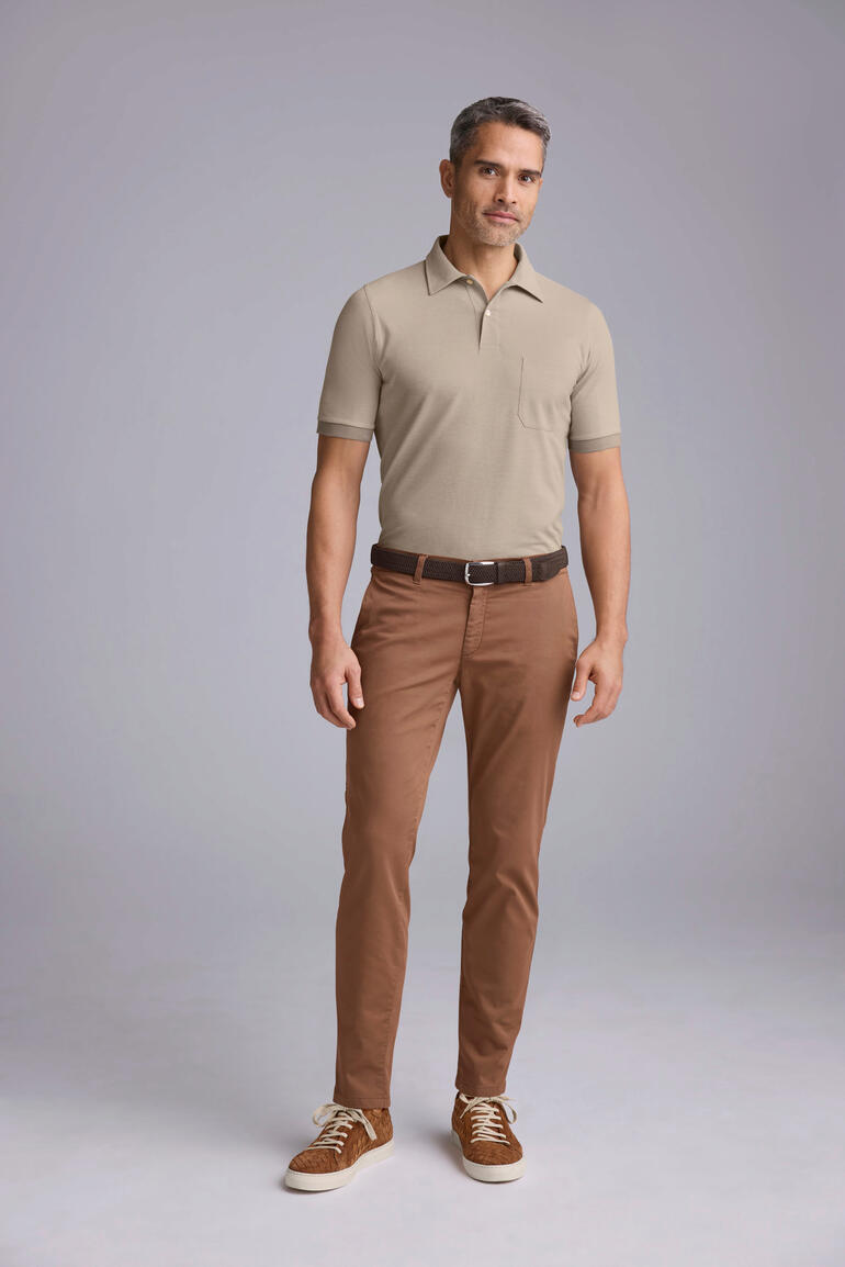 Marron Homme en chemise Pima-Cotton beige avec fond neutre.