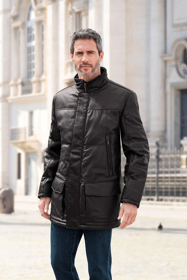 Homme portant une veste en duvet en nappa de renne noire avec col montant.