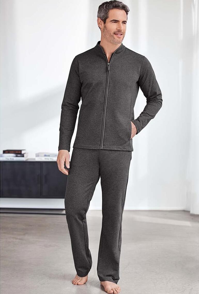 Homme portant un ensemble de loungewear gris avec veste et pantalon.