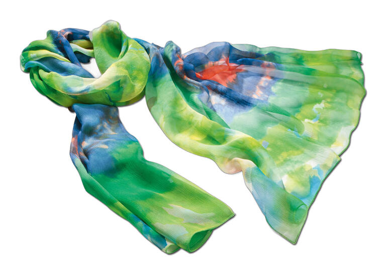 Écharpe en soie aquarelle dans des tons de vert et de bleu, drapée de manière artistique.