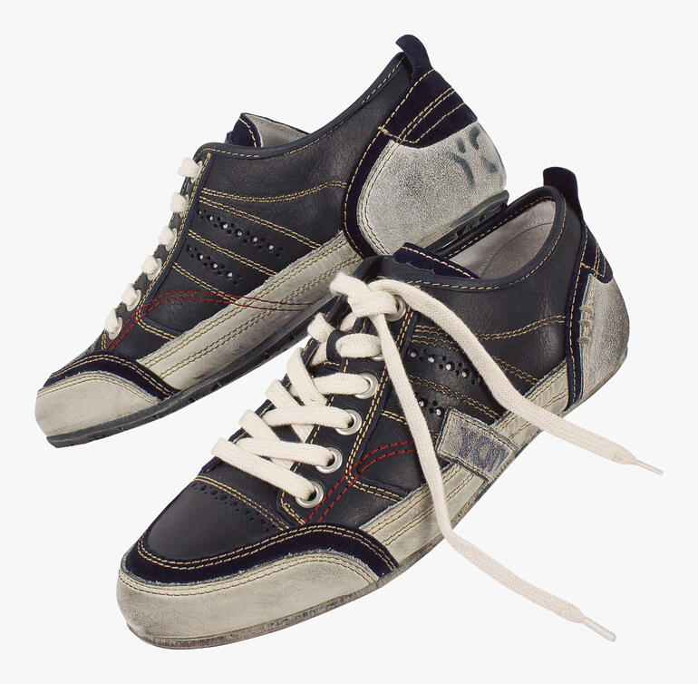 Baskets en tons de bleu et gris, avec des lacets blancs.