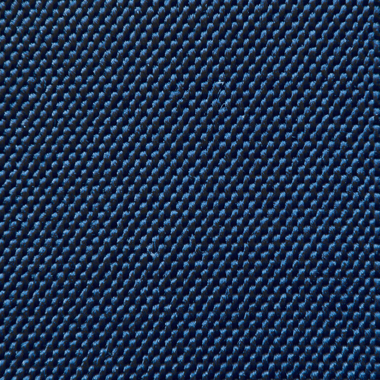 Bleu marine Gros plan sur le tissu bleu des bretelles Albert Thurston.