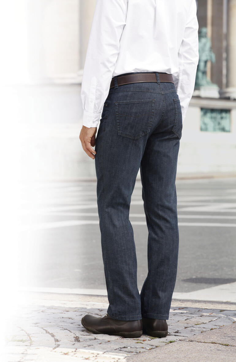 Homme portant un peignoir blanc en tissu double face.