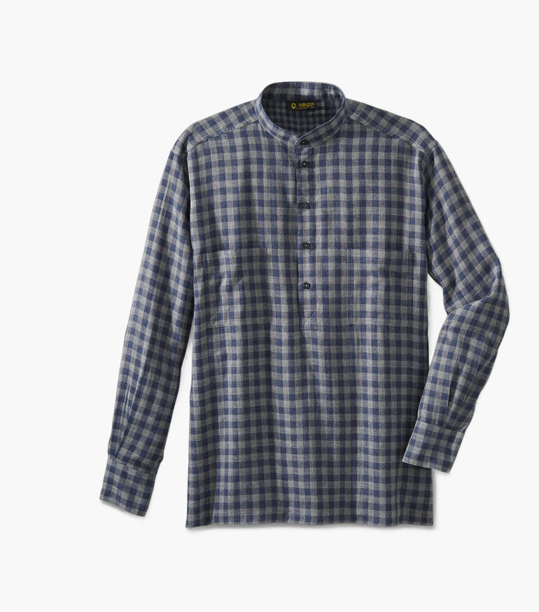 Chemise en flanel à carreaux avec col montant en bleu et vert, légèrement décontractée.