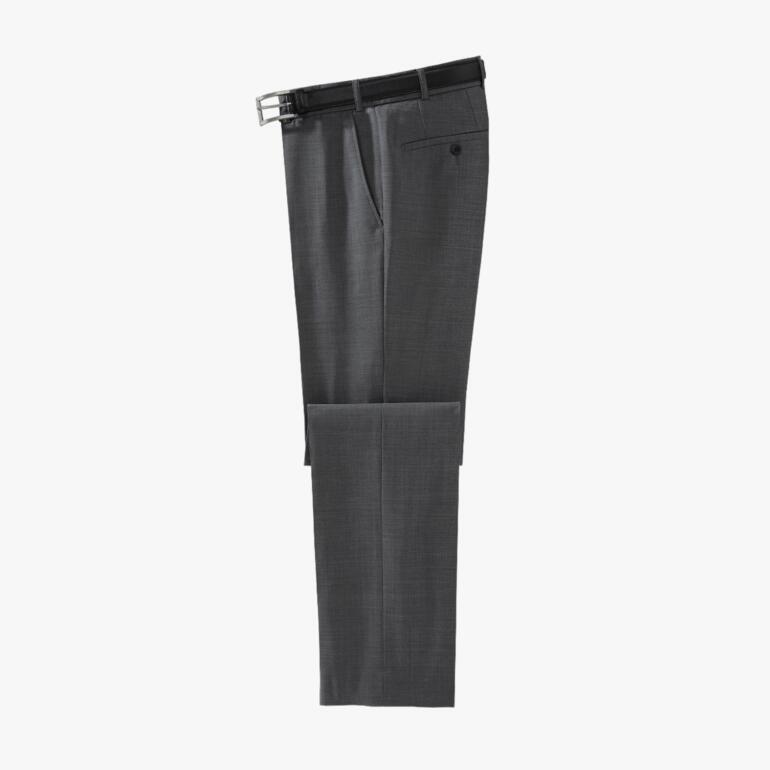 Pantalon à carreaux gris suspendu sur fond blanc.